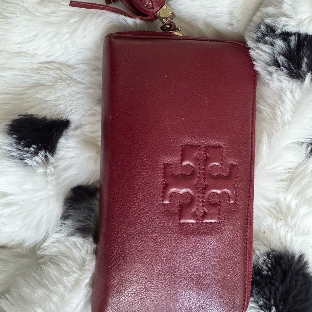 Tory Burch 12-slot Burgundy Leather Credit Card Wallet 100$